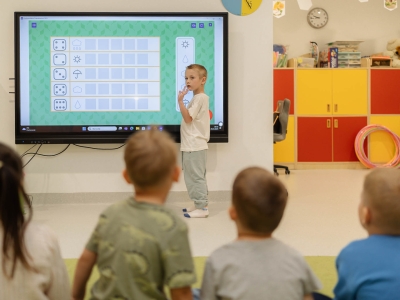 Dzieci przed ekranem z edukacyjną grą