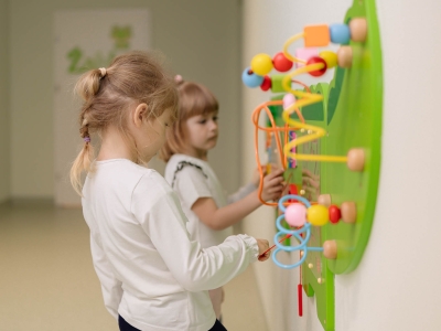 Dwie dziewczynki grają w edukacyjną grę na ścianie