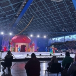 Widownia z widzami oglądającymi przedstawienie na scenie