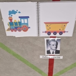 Książka z rysunkami pociągu i wagonu, zdjęcie mężczyzny z napisem "Julian Tuwim"