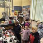 Dzieci w sklepie z zabawkami i książkami