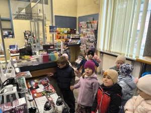 Dzieci w sklepie z zabawkami i książkami