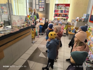 Grupa dzieci w czapkach w księgarni lub sklepie z zabawkami