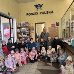 Grupa dzieci i dorosłych w poczcie polskiej