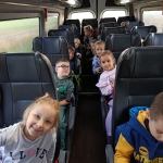 Dzieci siedzą w autobusie podczas wycieczki