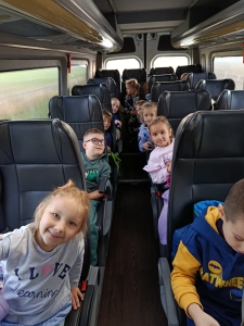 Dzieci siedzą w autobusie podczas wycieczki