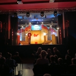 Aktor na scenie przed publicznością w teatrze