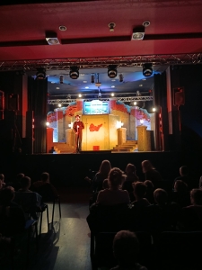 Aktor na scenie przed publicznością w teatrze