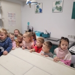 Grupa dzieci w gabinecie stomatologicznym, patrząc z ciekawością