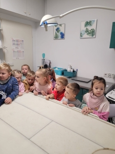 Grupa dzieci w gabinecie stomatologicznym, patrząc z ciekawością