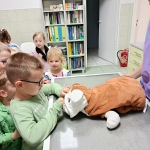 Dzieci w szkole uczą się resuscytacji na manekinie