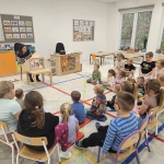 Nauczycielka czyta książkę dzieciom w klasie