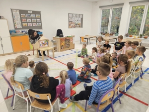 Nauczycielka czyta książkę dzieciom w klasie