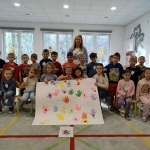 Grupa dzieci i nauczycielka w szkolnej sali lekcyjnej