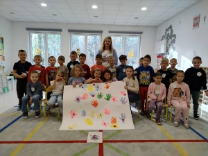 Grupa dzieci i nauczycielka w szkolnej sali lekcyjnej