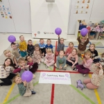 Grupa dzieci w przedszkolu z balonami i zabawkami