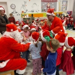 Mikołaj rozdaje prezenty dzieciom w przedszkolu
