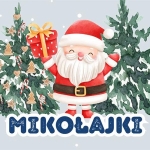 Mikołaj z prezentem stoi między choinkami w śniegu