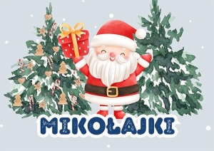 Mikołaj z prezentem stoi między choinkami w śniegu