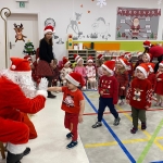 Santa Claus rozdaje prezenty dzieciom w przedszkolu