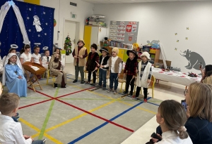 Dzieci w przebraniach występują w przedszkolu. (45 znaków)