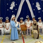 Dzieci w strojach aniołów i Maryi podczas przedstawienia