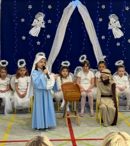 Dzieci w strojach aniołów i Maryi podczas przedstawienia