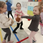 Dzieci w przedszkolu grają z pluszakami w pomieszczeniu