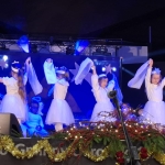 Dzieci w strojach aniołów na scenie podczas przedstawienia