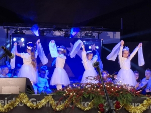 Dzieci w strojach aniołów na scenie podczas przedstawienia