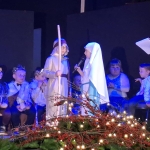 Dzieci w strojach występują na scenie podczas przedstawienia