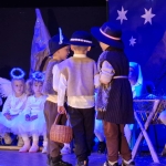 Dzieci w kostiumach na scenie podczas przedstawienia