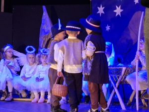 Dzieci w kostiumach na scenie podczas przedstawienia