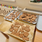 Pierniki w różnych kształtach na blachach do pieczenia. (45 znaków)