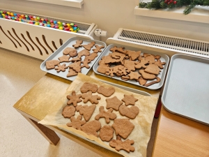 Pierniki w różnych kształtach na blachach do pieczenia. (45 znaków)