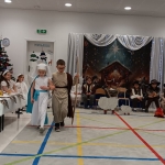 Dzieci w strojach w szkolnym przedstawieniu teatralnym