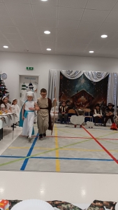 Dzieci w strojach w szkolnym przedstawieniu teatralnym