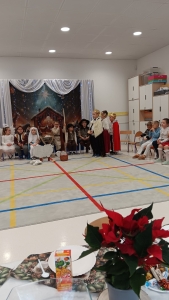 Dzieci w kostiumach występują na scenie w szkolnej sali. (45 znaków)