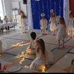 Dzieci w strojach aniołów podczas przedstawienia w szkole. (Długość: 54 znaków)