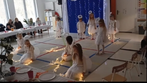 Dzieci w strojach aniołów podczas przedstawienia w szkole. (Długość: 54 znaków)