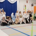 Dzieci w kostiumach podczas przedstawienia w szkole