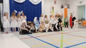 Dzieci w kostiumach podczas przedstawienia w szkole